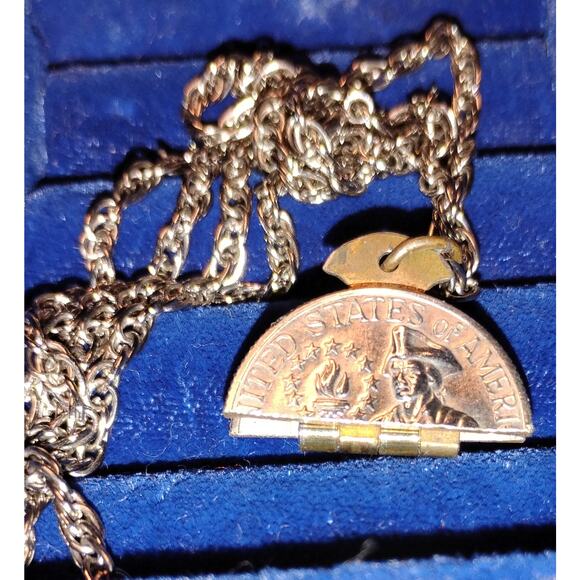 Unique Vtg Bicentennial Quarter Locket Necklace Hinged Coin Pendant 1776-1976 - Picture 3 of 5